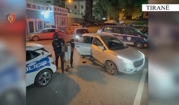 Trafikim armësh Kosovë-Shqipëri, Policia e Shtetit arreston 10 persona – konfiskon armë, automjete e telefona
