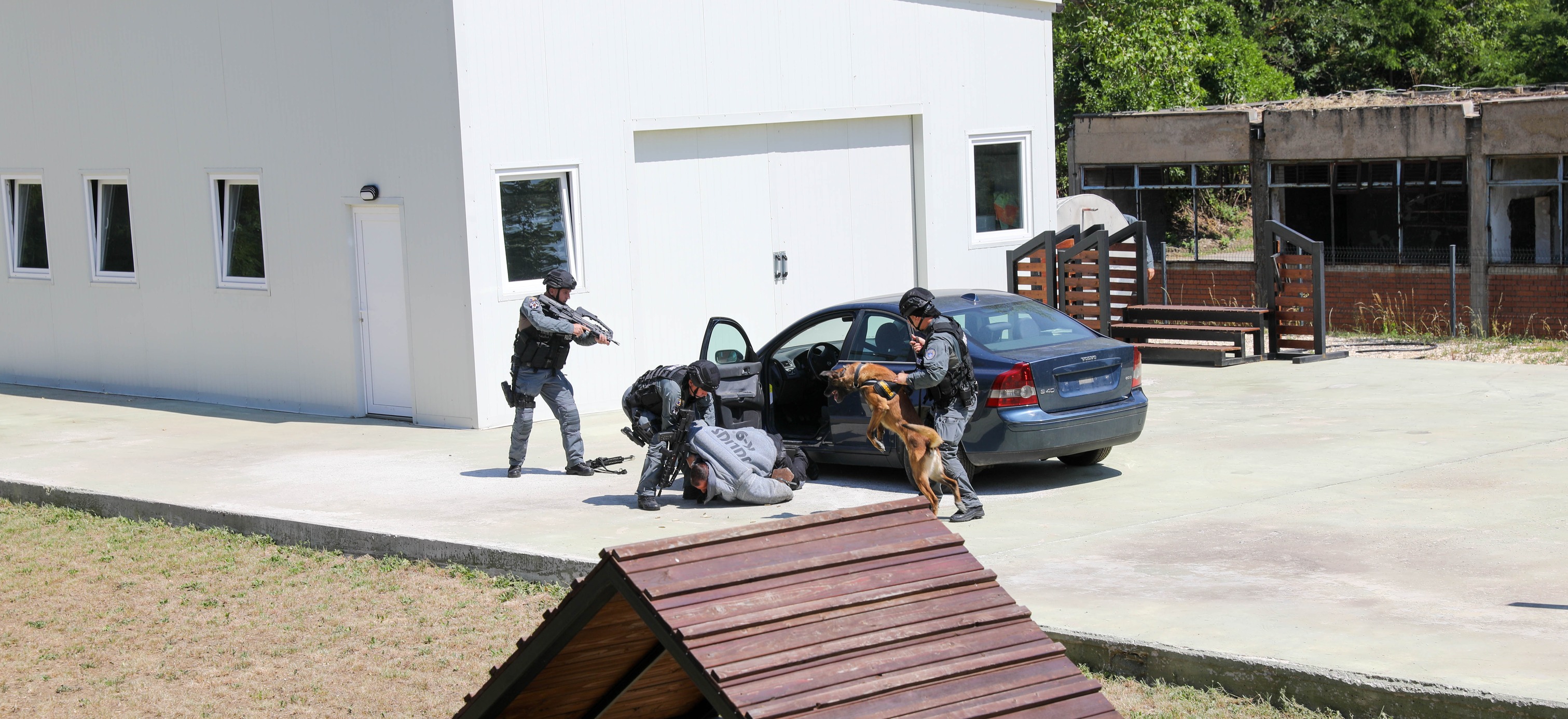 Policia e Kosovës pranon pesë automjete speciale për njësinë me qen (K9) dhe një qen të racës Malinos Belg